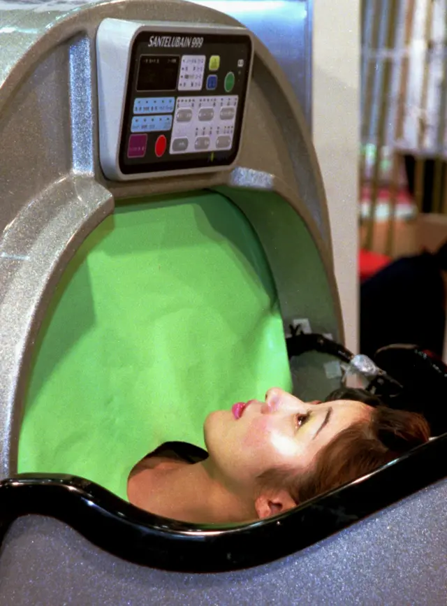 اولین ماشین آدم‌شویی تمام خودکار در سال ٢٠٠٠ در توکیو شروع به کار کرد