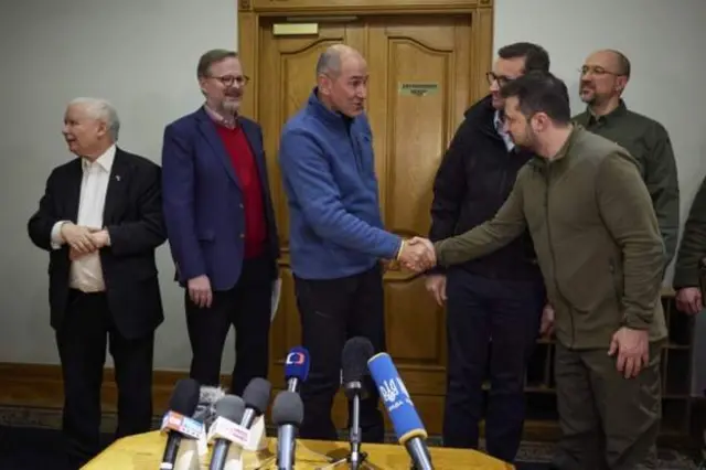 นายกรัฐมนตรีโปแลนด์ สโลวีเนีย สาธารณรัฐเช็ก และผู้นำพรรครัฐบาลโปแลนด์ ขณะโดยสารรถไฟไปยังกรุงเคียฟ