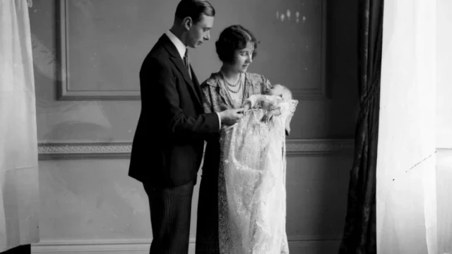 ولدت إليزابيث ألكسندرا ماري وندسور في مايفير ، لندن ، في 21 أبريل/نيسان 1926 ، وهي الطفلة الأولى لدوق ودوقة يورك.