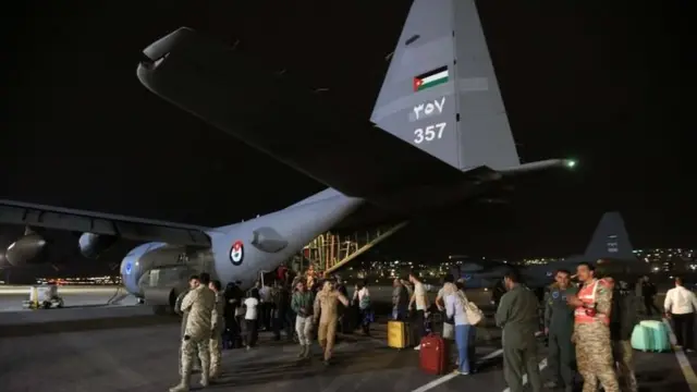 طائرة تابعة للسلاح الجوي الأردني في مطار ماركا العسكري بالأردن الذي هبطت فيه عائدة من السودان وعلى متنها عشرات من العرب والأجانب.