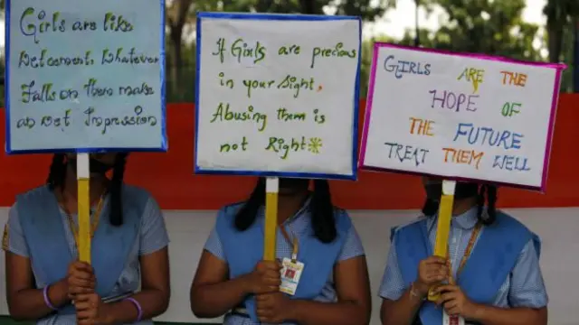 औरतों के अधिकारों की मांग से जुड़े पोस्टर