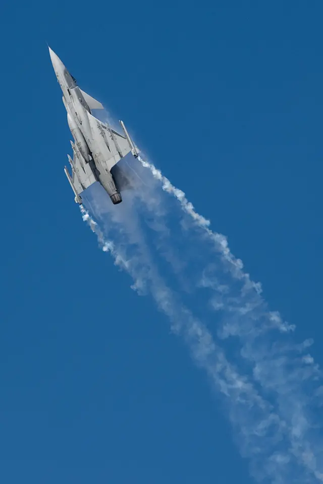 เครื่องบินกริพเพนจากประเทศสวีเดน ซึ่งกองทัพอากาศคาดว่าจะเข้ามาทดแทนเครื่องบินขับไล่ F-5 ของสหรัฐฯ