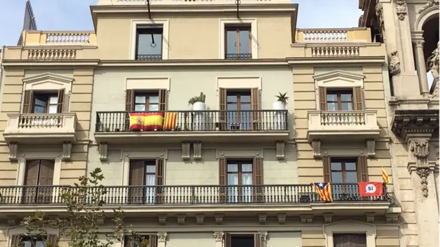 Banderas españolas y esteladas en balcones en Barcelona.
