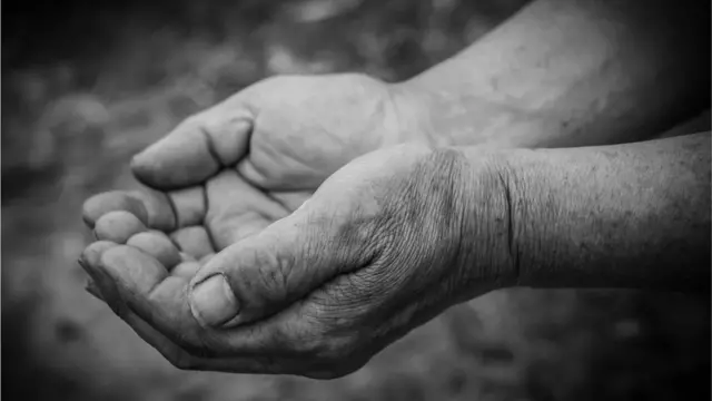 பிச்சை எடுக்கும் பாட்டியிடம் லட்சக்கணக்கில் பணம்