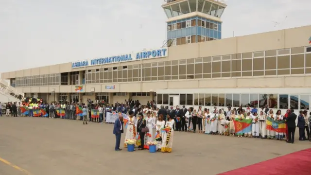 በአሥመራ አየር ማረፊያ እንግዶችን ለመቀበል ሲጠባበቁ