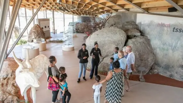 Les visiteurs de !Khwa ttu peuvent rencontrer les San et écouter leurs histoires.
