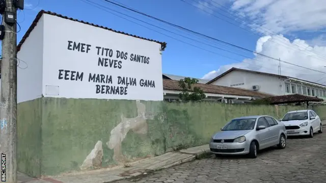 مدرسة ريشارلسون القديمة حيث كان يجتاز البوابات ليلعب كرة القدم في الفناء قبل بدء اليوم الدراسي