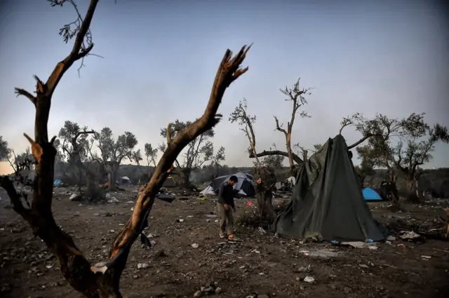 Teendhooyin ay dagan yihiin dad jooga Lesbos