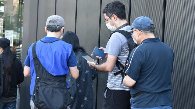 Eleitores brasileiros fazem fila para votar no Japão