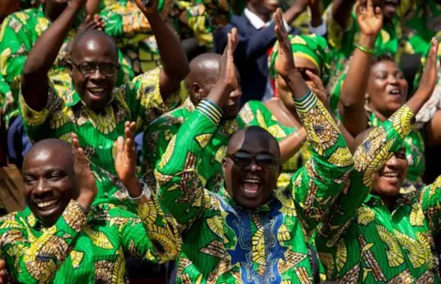 Raia wakishangilia kuapishwa kwao