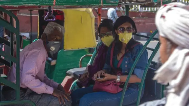 રિક્ષામાં બેસેલાં લોકો