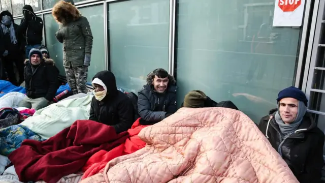 पेरिस के एक शिविर में रह रहे शरणार्थी.