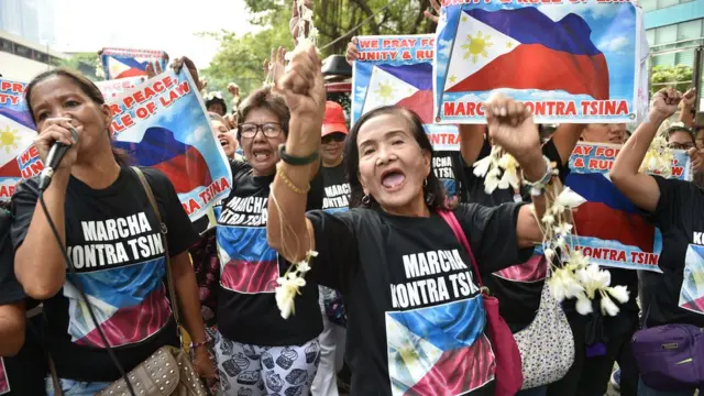 กลุ่มผู้ประท้วงชาวฟิลิปปินส์รวมตัวันประท้วงจีนเรื่องกรรมสิทธิ์ทะเลจีนใต้