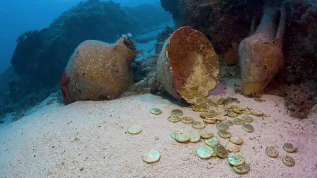 Deniz altında madeni paralar