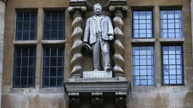 奥里尔学院（Oriel College）大楼上的西塞尔·罗兹（Cecil Rhodes）雕像