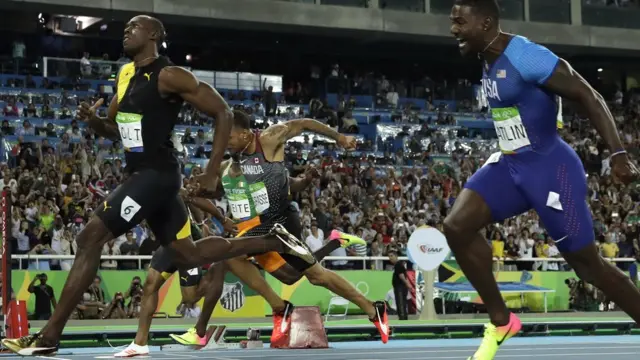 Usan Bolt (izquierda) y Justin Gatlin.