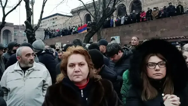 Müxalifət Baş nazir Nikol Paşinyanı təslim olmaqda və ölkəni idarə edə bilməməkdə ittiham edir və onun istefasını tələb edir.