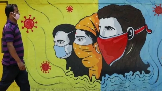 માણસ ચાલી રહ્યો છે.