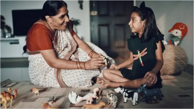 বয়স্ক বাবা-মায়েরা অনেক সময় নাতি-নাতনিদের দেখভাল করার জন্য সন্তানদের সাথে থাকেন