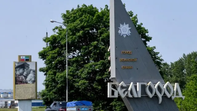 لوحة كتب عليها "بيلغورود، مدينة المجد العسكري" تظهر على مدخل مدينة بيلغورود الروسية، على بعد حوالي 40 كم من الحدود مع أوكرانيا، في 28 مايو 2023.