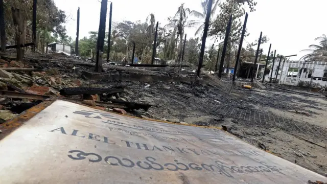 Alel Than Kyaw köyünde yanmış binalar