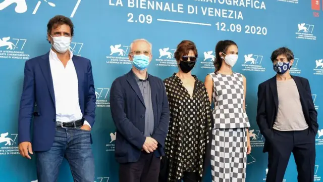 Lacci filminin ekibi maskeleriyle festivale katıldı