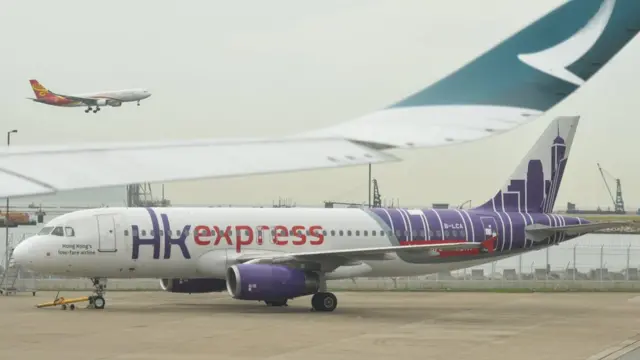 一架國泰香港快運空客A320客機停在香港國際機場停機坪上(3/7/2019)