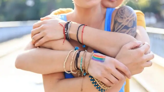 وقت کے ساتھ زبان و بیان میں خواتین کے 'نان بائنری' ہونے کو تسلیم کر لیا گیا ہے