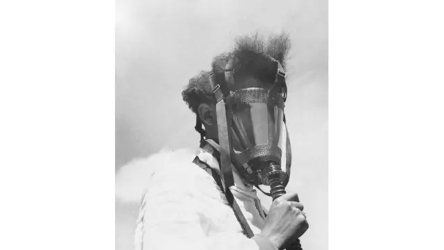 ካብ መርዚ ፋሽስት ጥልያን ንርእሱ ከድሕን መሸፈኒ ገፅ ዝገበረ ኢትዮጵያዊ