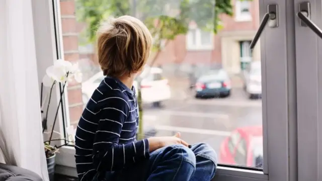 Мальчик у окна