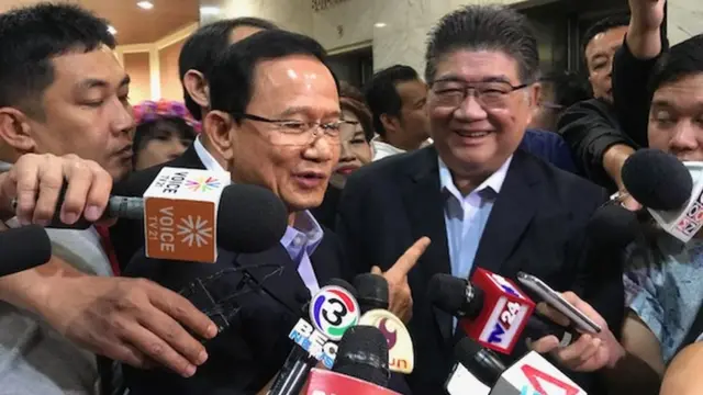 นายภูมิธรรม เวชยชัย รักษาการเลขาธิการพรรคเพื่อไทย (ขวา) รอรับนายสมชาย วงศ์สวัสดิ์ ขึ้นไปที่ชั้น 7 เพื่อเข้าสู่กระบวนการยืนยันการเป็นสมาชิกพรรค