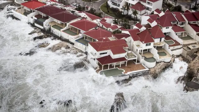 Olas en el lado holandés de San Martín.