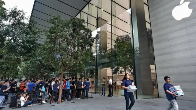 سنغافوريون يصطفون للحصول على أحدث طراز من هواتف آبل