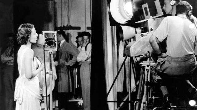 Hellen McKay cantando "Here´s looking at you", en la primera transmisión de televisión, en 1936