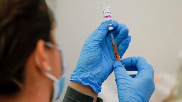 шприц, вакцина АстраЗенека