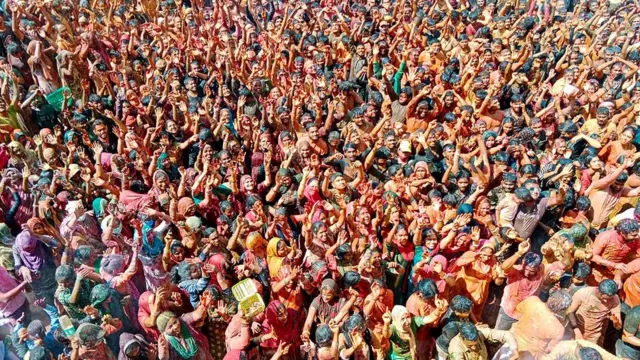 वृंदावन के श्री प्रियाकांत जू मंदिर में भी श्रद्धालुओं ने जमकर होली खेली.