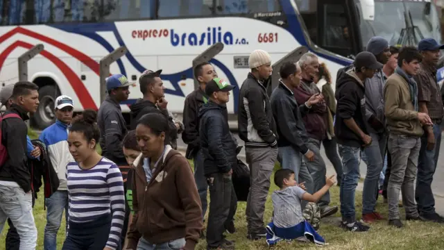 Migrantes venezuelanos aguardando atendimentocasa de apostas fortune tigerum campo improvisadocasa de apostas fortune tigerBogotá, na Colômbia