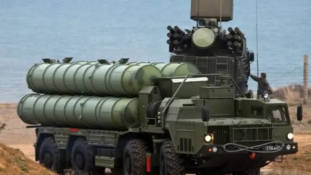 Ibisasu bihanura indege by'Uburusiya byo mu bwoko bwa S-400 mu karere ka Crimea