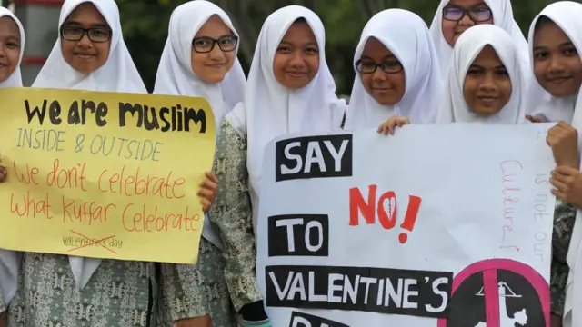 Indonesian Muslim students campaign against di celebration of Valentine Day inside Banda Aceh for February 13, 2016.