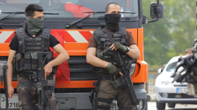Policías especiales vigilan Academia de la Fuerza Aérea en Estambul.