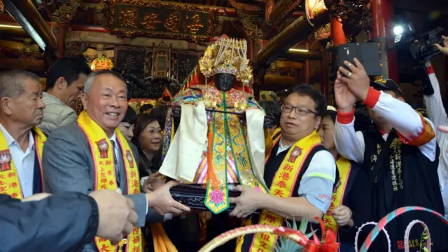 台湾西部的嘉义县新港乡则举行一年一度的妈祖出巡绕境