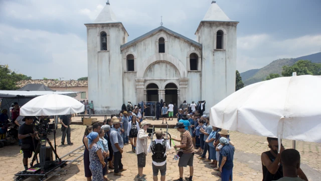 Set de filmación frente a la iglesia de Natividade.