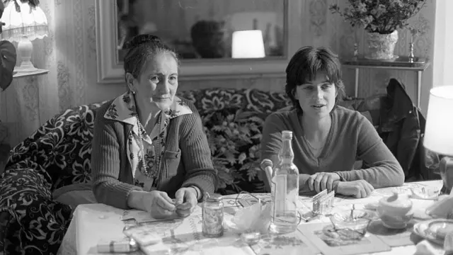 Chantal Akerman bersama salah satu nenek dalam film dokumenternya.