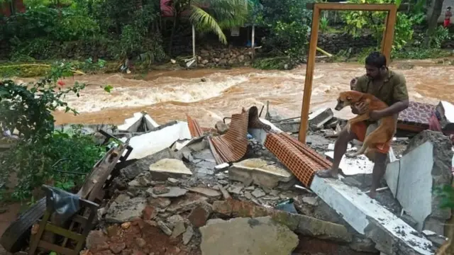 المروحيات نقلت الإمدادات إلى مناطق علق فيها أشخاص بسبب الانهيارات.
