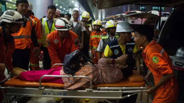 উদ্ধারকর্মীরা আহত একজন যাত্রীকে স্ট্রেচারে করে নিয়ে যাচ্ছেন।