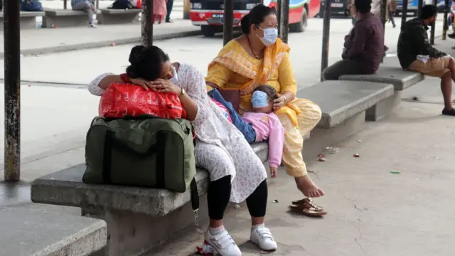 काठमाण्डूको बसपार्कमा बस कुरिरहेका यात्रु