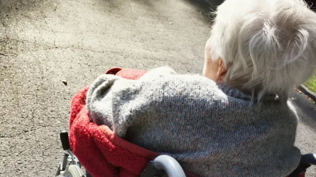 Mujer en silla de ruedas