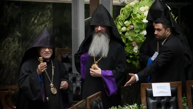 رهبران ادیان مذهبی هم از میهمانان مراسم امروز بودند هرچند بسیاری از "دعوت نشدن" مولوی عبدالحمید از روحانیون شاخص اهل سنت در این مراسم انتقاد کردند