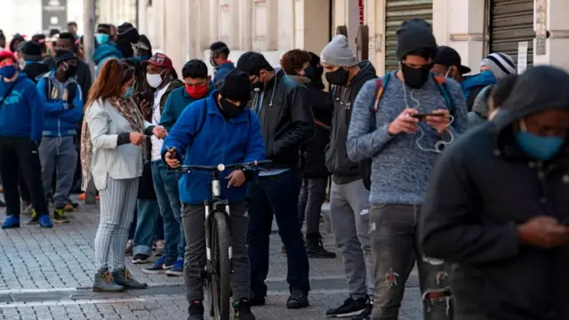 Chilnnos retirando dinero de sus fondos de pensiones.