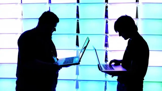 Hombres con computadoras portátiles